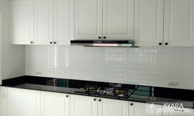 ชุดครัว Built-in โครงซีเมนต์บอร์ด หน้าบาน PVC สีขาวกึ่งด้าน