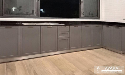 ชุดครัว Built-in โครงซีเมนต์บอร์ด หน้าบาน Hi Gloss สีเทาด้าน ยกขอบ