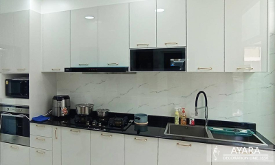 ชุดครัว Built-in โครงซีเมนต์บอร์ด หน้าบาน Hi Gloss สีขาวครีม