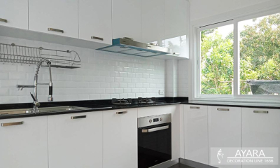 ชุดครัว Built-in โครงซีเมนต์บอร์ด หน้าบาน Hi Gloss สีขาวเงา