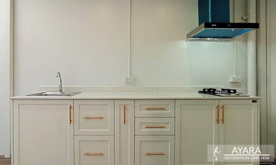 ชุดครัว Built-in โครงซีเมนต์บอร์ด หน้าบาน PVC สีขาว เซาะร่อง Stack