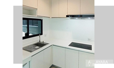 ชุดครัว Built-in โครงซีเมนต์บอร์ด หน้าบาน Hi Gloss สีครีมอ่อน