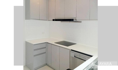 ชุดครัว Built-in โครงซีเมนต์บอร์ด หน้าบาน Melamine สีเทาเงา