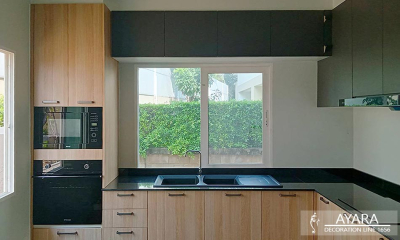 ชุดครัว Built-in โครงซีเมนต์บอร์ด หน้าบาน Melamine สีลายไม้ + สีดำด้าน ผิวส้ม