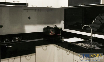 ชุดครัว Built-in Acrylic สีขาวมุก