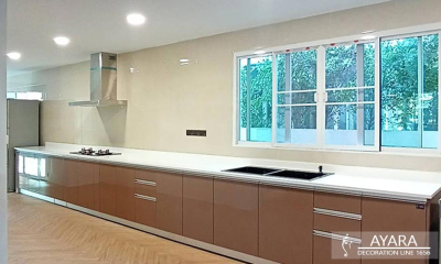 ชุดครัว Built-in โครงซีเมนต์บอร์ด หน้าบาน Hi Gloss สีน้ำตาลเงา