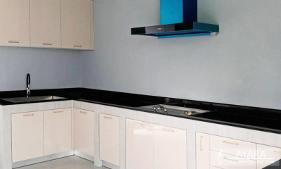 ชุดครัว Built-in โครงซีเมนต์บอร์ด หน้าบาน Hi Gloss สีครีมเงา