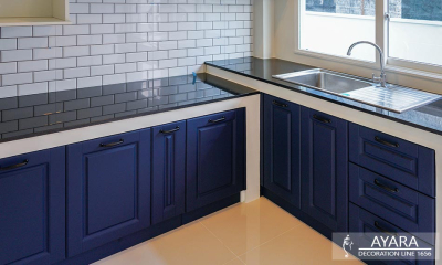 ชุดครัว Built-in โครงซีเมนต์บอร์ด หน้าบาน PVC สีน้ำเงินเข้ม ผิวด้าน เซาะร่อง Line Corner