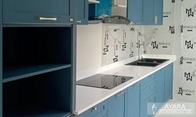 ชุดครัว Built-in โครงซีเมนต์บอร์ด หน้าบาน PVC สีฟ้า เซาะร่อง