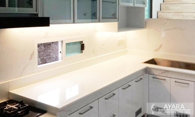 ชุดครัว Built-in โครงซีเมนต์บอร์ด หน้าบาน Hi Gloss สีขาวเงา