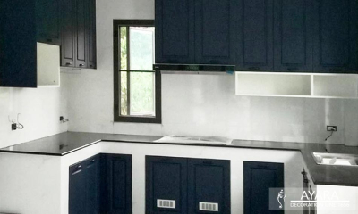 ชุดครัว Built-in โครงซีเมนต์บอร์ด หน้าบาน PVC สีน้าเงินเข้ม ผิวด้าน เซาะร่อง