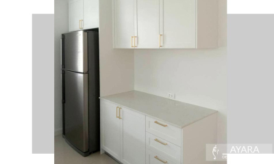 ชุดครัว Built-in ตู้ล่าง โครงซีเมนต์บอร์ด หน้าบาน พ่นสีขาว