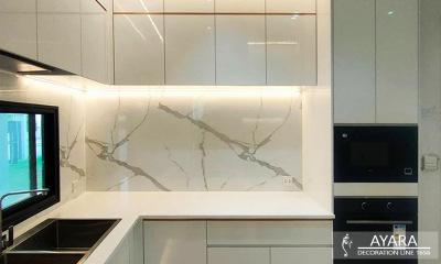ชุดครัว Built-in โครงซีเมนต์บอร์ด หน้าบาน Laminate สีขาวเงา