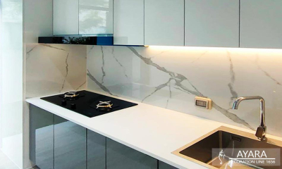 ชุดครัว Built-in โครงซีเมนต์บอร์ด หน้าบาน Laminate สีขาวเงา + สีเทาเงา