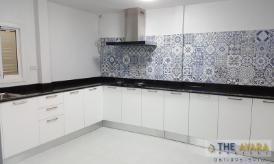 ชุดครัว Built-in Acrylic สีขาว