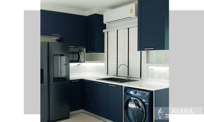 ชุดครัว Built-in โครงซีเมนต์บอร์ด หน้าบาน PVC สีน้ำเงิน ขอบ Stack