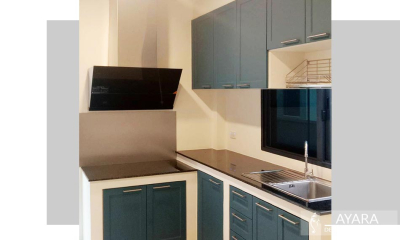 ชุดครัว Built-in โครงซีเมนต์บอร์ด หน้าบาน PVC สีฟ้า เซาะร่อง