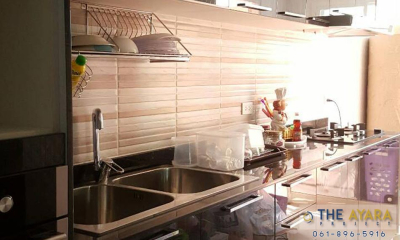 ชุดครัว Built-in Acrylic สีดำลายไม้