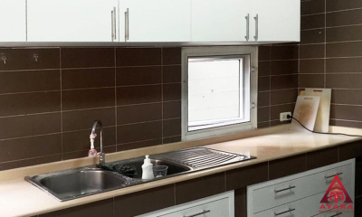 ชุดครัว Built-in โครงซีเมนต์บอร์ด หน้าบาน Laminate สีขาวด้าน
