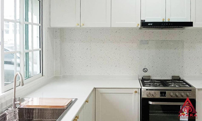 ชุดครัว Built-in โครงซีเมนต์บอร์ด หน้าบาน PVC สีขาวด้าน เซาะร่อง