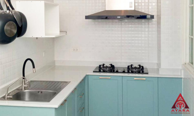 ชุดครัว Built-in โครงซีเมนต์บอร์ด หน้าบาน PVC สีเขียว เซาะร่อง