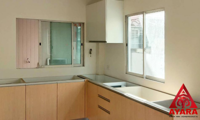 ชุดครัว Built-in โครงซีเมนต์บอร์ด หน้าบาน Melamine สีเมเปิล + ขาวด้าน