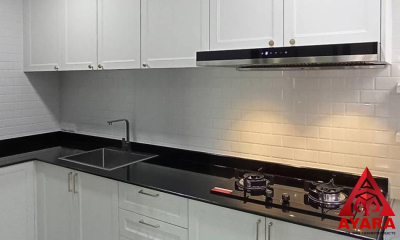 ชุดครัว Built-in โครงซีเมนต์บอร์ด หน้าบาน PVC สีขาว เซาะร่อง