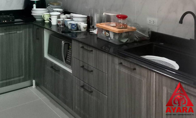 ชุดครัว Built-in โครงซีเมนต์บอร์ด หน้าบาน PVC สีลายไม้ เซาะร่อง