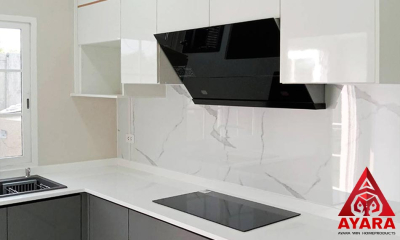 ชุดครัว Built-in โครงซีเมนต์บอร์ด หน้าบาน Laminate สีเทาเงา + ขาวเงา