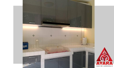 ชุดครัว Built-in โครงซีเมนต์บอร์ด หน้าบาน Hi Gloss สีเทาเงา