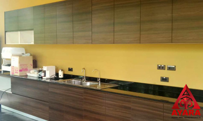 ชุดครัว Built-in โครงซีเมนต์บอร์ด หน้าบาน Melamine สี ES 5021-19 ลายไม้แนวนอน