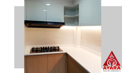 ชุดครัว Built-in โครงซีเมนต์บอร์ด หน้าบาน Laminate สี Mangfall Beech + Melamine สีขาวเงา