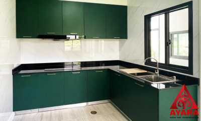 ชุดครัว Built-in โครงซีเมนต์บอร์ด หน้าบาน Laminate สี Bottle Green