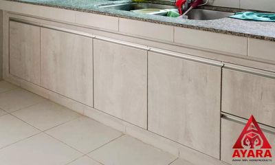ชุดครัว Built-in โครงซีเมนต์บอร์ด หน้าบาน Melamine สี Milk Oak ลายไม้แนวตั้ง