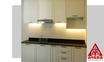 ชุดครัว Built-in โครงซีเมนต์บอร์ด หน้าบาน PVC สีขาวด้าน เซาะร่อง Stack