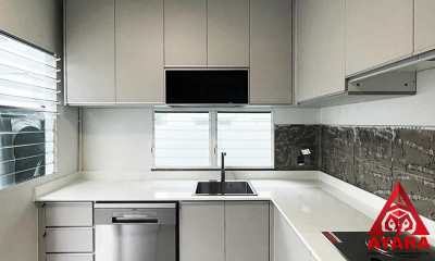ชุดครัว Built-in โครงซีเมนต์บอร์ด หน้าบาน Melamine สีเทาอ่อน