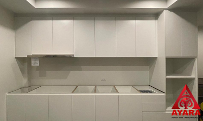 ชุดครัว Built-in โครงซีเมนต์บอร์ด หน้าบาน Melamine สีขาว