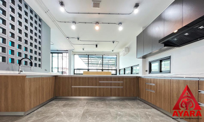 ชุดครัว Built-in โครงซีเมนต์บอร์ด หน้าบาน Melamine สี Nordic Maple + เทา