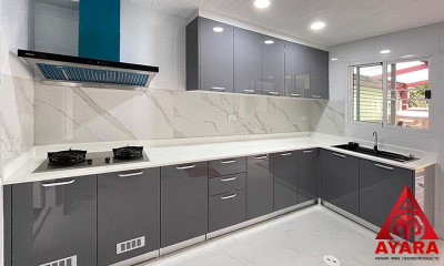 ชุดครัว Built-in โครงซีเมนต์บอร์ด หน้าบาน PVC สีเทาเงา บานเรียบ
