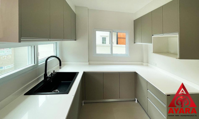 ชุดครัว Built-in โครงซีเมนต์บอร์ด หน้าบาน PVC สีเทาอ่อน