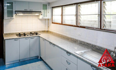 ชุดครัว Built-in โครงซีเมนต์บอร์ด หน้าบาน HMR พ่นสีเทาเงา