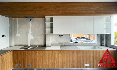 ชุดครัว Built-in โครงซีเมนต์บอร์ด หน้าบาน Laminate สี Eternity Walnut + ขาวด้าน