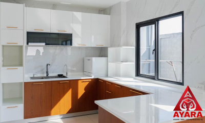 ชุดครัว Built-in โครงซีเมนต์บอร์ด หน้าบาน Melamine สี Pop Walnut + Hi Gloss สีขาวเงา