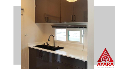 ชุดครัว Built-in โครงซีเมนต์บอร์ด หน้าบาน Hi Gloss สีเทาเงา