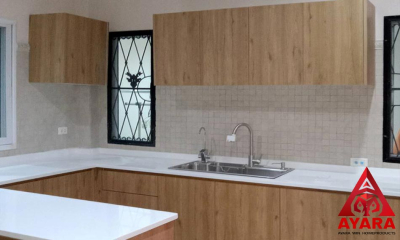 ชุดครัว Built-in โครงซีเมนต์บอร์ด หน้าบาน Laminate สี Eternity Walnut ลายไม้