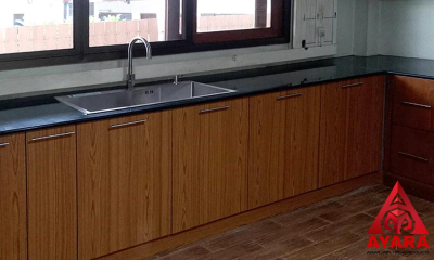 ชุดครัว Built-in โครงซีเมนต์บอร์ด หน้าบาน Laminate สี Nyana Teak ลายไม้