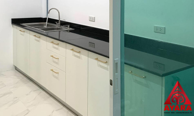 ชุดครัว Built-in โครงซีเมนต์บอร์ด หน้าบาน Melamine สีขาวด้าน