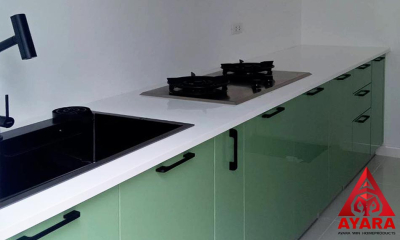 ชุดครัว Built-in โครงซีเมนต์บอร์ด หน้าบาน Hi Gloss สีเขียวเงา