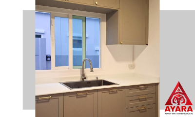 ชุดครัว Built-in โครงซีเมนต์บอร์ด หน้าบาน PVC สีเทาอ่อน เซาะร่อง Stack