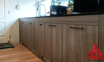 ชุดครัว Built-in โครงซีเมนต์บอร์ด หน้าบาน Laminate สี Kitami Ruster ลายไม้
